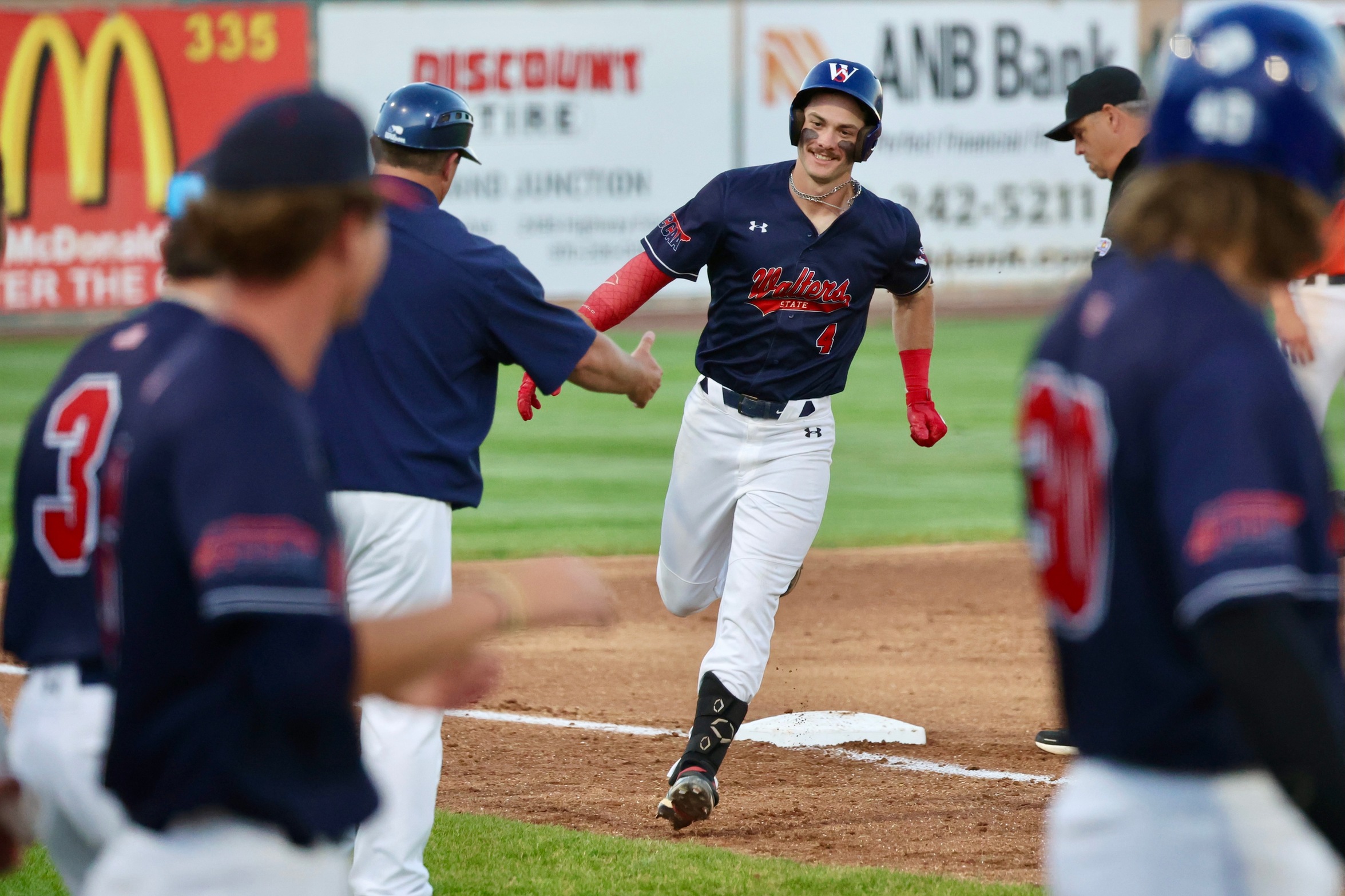 WALTERS SUFFERS FIRST LOSS AT WORLD SERIES