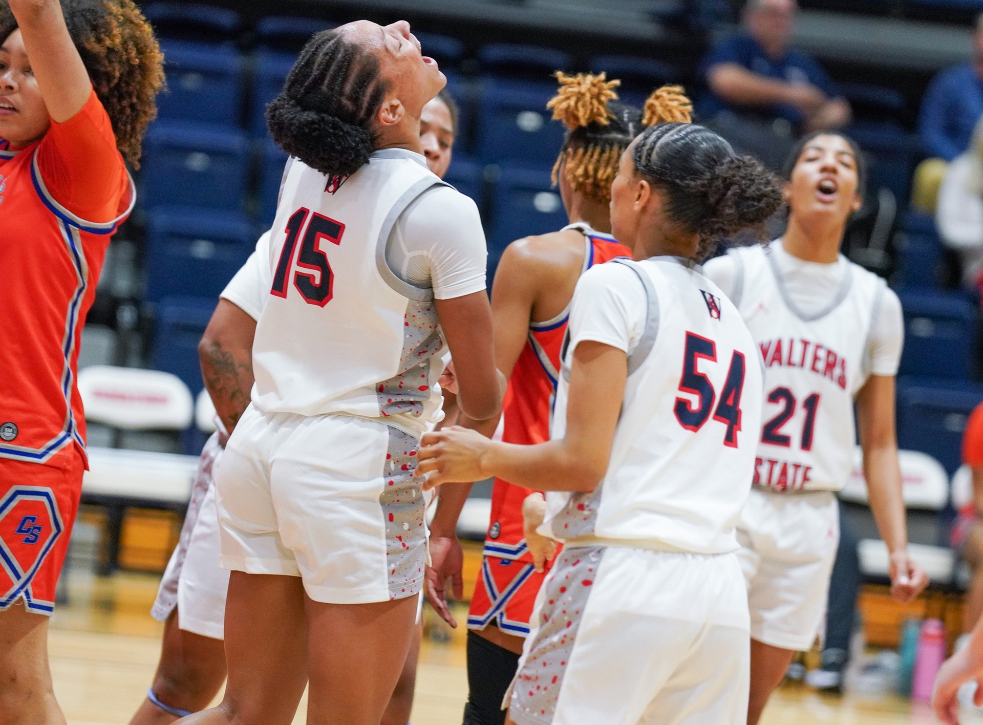 WALTERS WOMEN SIT UNDEFEATED AT TOP OF CONFERENCE